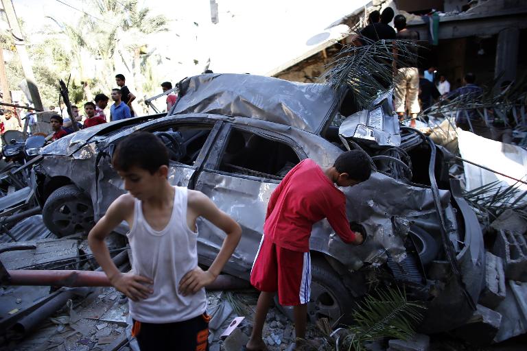 Những đứa trẻ Palestine xung quanh đống đổ nát sau một cuộc không kích của Israel tại thị trấn Khan Yunis, Dải Gaza khiến ít nhất 7 người thiệt mạng và 25 người khác bị thương