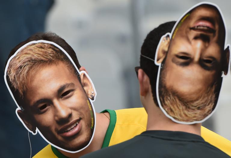 CĐV Brazil đeo mặt nạ Neymar đến cổ vũ cho trận bán kết giữa Brazil và Đức tại Sân vận động Mineirao, Belo Horizonte, Brazil