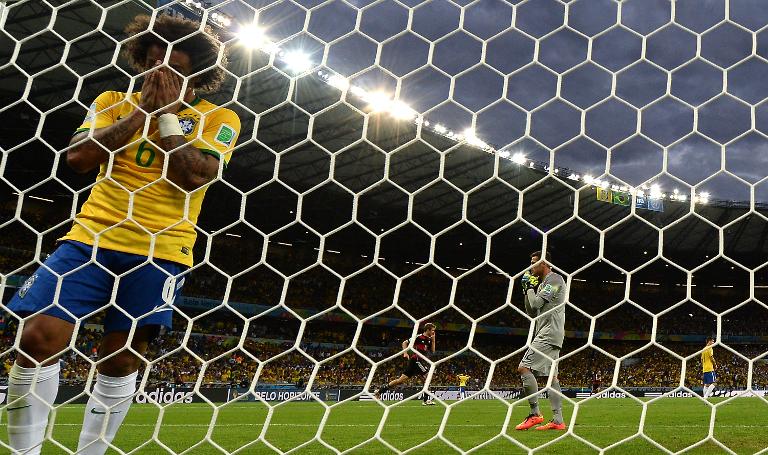 Hậu vệ Marcelo ôm mặt thất vọng sau khi Đức ghi bàn trong trận đấu bóng đá bán kết giữa Brazil và Đức tại sân vận động Mineirao tại Belo Horizonte trong 2014 FIFA World Cup