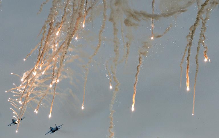 Máy bay chiến đấu Ukraina bắn pháo sáng khi bay qua phía trên trụ sở của lực lượng Ukraina gần phía đông bắc thành phố Izyum, Ukraina