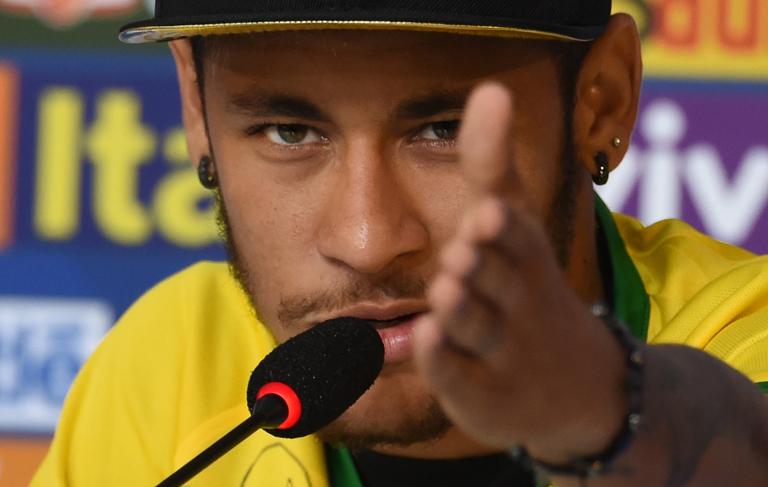 Tiền đạo Neymar của Brazil trong một cuộc họp báo ở Teresópolis trong khuôn khổ World Cup 2014