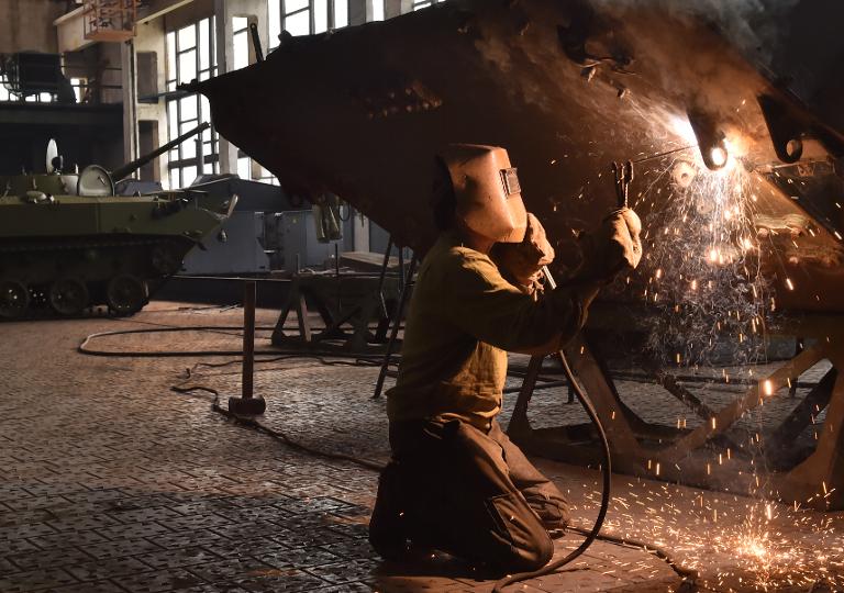 Một công nhân đang làm việc trong một nhà máy sửa chữa xe tăng tại Zhytomyr, cách khoảng 150 km về phía tây Kiev