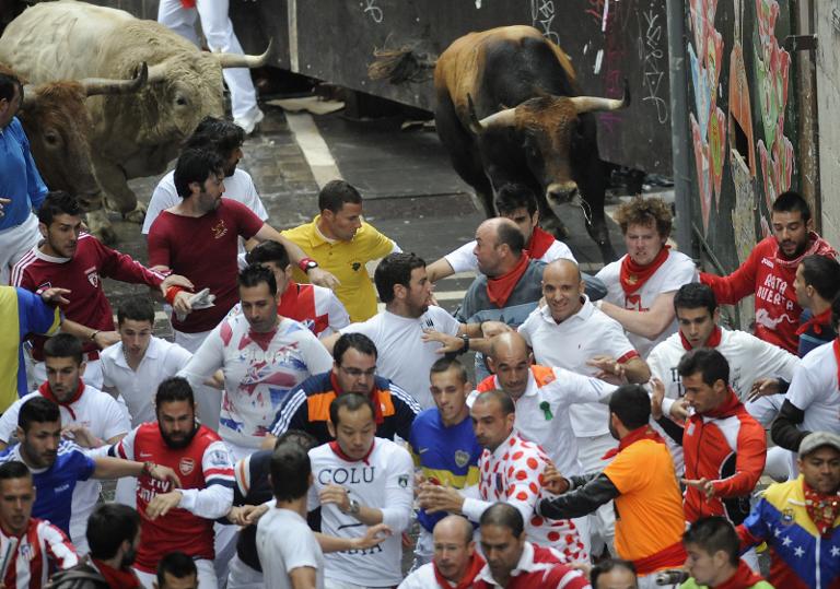 Người tham gia chạy tán loạn khi bị những chú bò rượt đuổi trong lễ hội ở Pamplona, Tây Ban Nha
