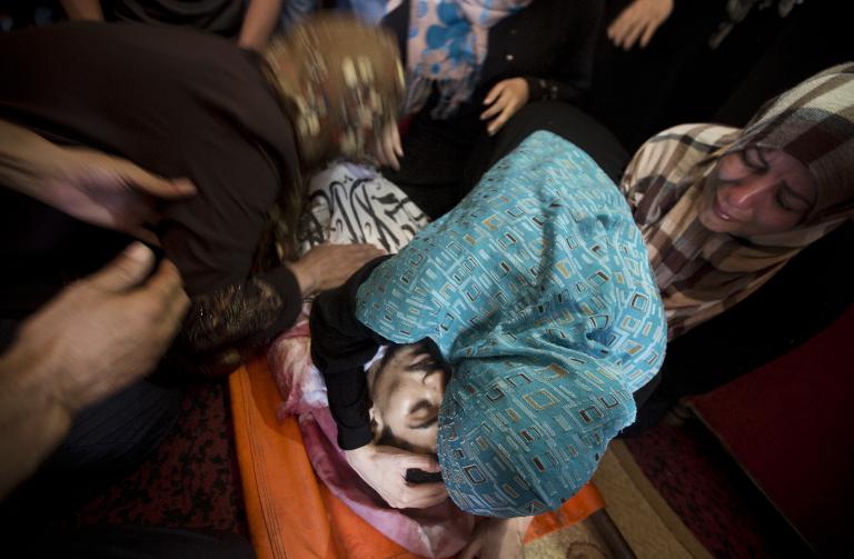 Sự đau khổ của người mẹ và em gái của Palestine Mahmud al-Sewati, 1 trong 17 nạn nhân của vụ không kích đẫm máu tại Dải Gazza
