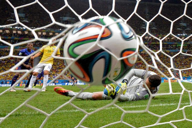 Bức ảnh ghi lại bàn thắng vào lưới của Brazil Julio Cesar (R) trong trận đấu tranh giải 3 khuôn khổ World Cup 2014 tại sân vận động quốc gia Brasilia, Brazil