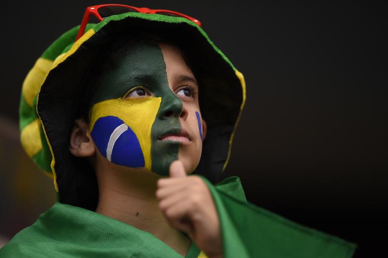 Một CĐV nhí của Brazil chờ đợi  trận tranh giải ba tại World Cup 2014 giữa Brazil và Hà Lan tại sân vận động quốc gia Brasilia