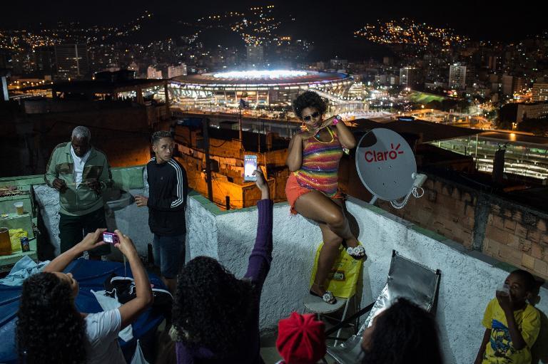 Người dân chụp ảnh bên ngoài sân vận động Maracana tại Rio de Janeiro, Brazil trong đêm chung kết World Cup 2014