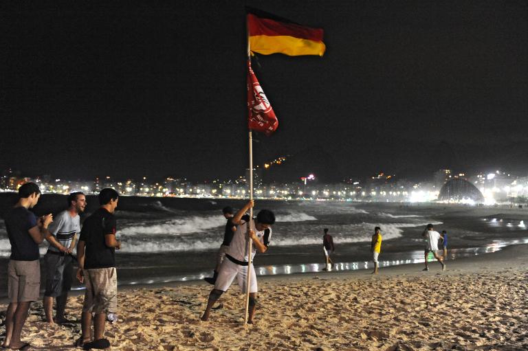 Người hâm mộ của Đức ăn mừng trên bãi biển sau khi kết thúc trận chung kết với Argentina trên sân Copacabana ở Rio de Janeiro, Brazil