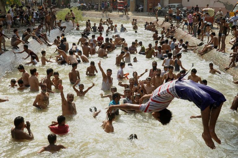 Rất đông những người dân Ấn Độ đang tắm trên một con kênh ở ngoại ô Amritsar, bang Punjab, Ấn Độ