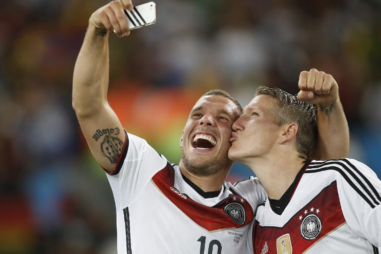 Tiền vệ Schweinsteiger và Lukas Podolski 'tự sướng' ngay sau chiến thắng của đội tuyển Đức tại sân vận động Maracana ở Rio de Janeiro trong trận chung kết World Cup 2014