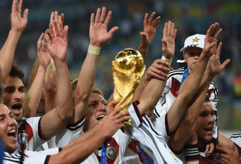 Các cầu thủ Đức giờ cao cúp vàng ăn mừng chiến thắng trên sân vận động Maracana ở Rio de Janeiro, sau khi chiến thắng Argentina trong trận chung kết