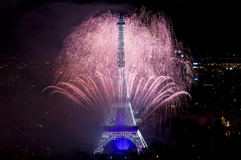 Màn bắn pháo hoa trên tháp Eiffel ở Paris trong lễ kỷ niệm ngày Quốc Khánh hàng năm của Pháp