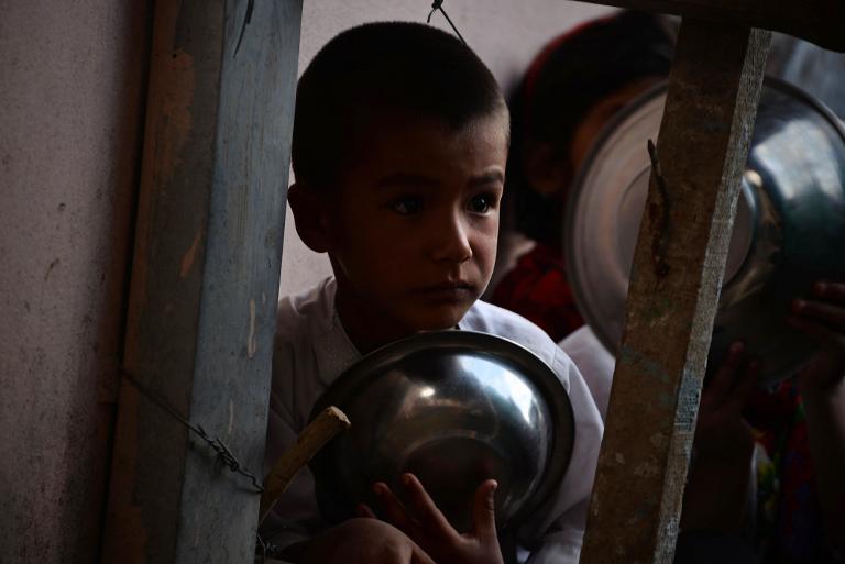 Một cậu bé Afghanistan chờ tới lượt nhận thực phẩm miễn phí trong tháng thánh lễ Ramadan tại Ghazni, Afghanistan