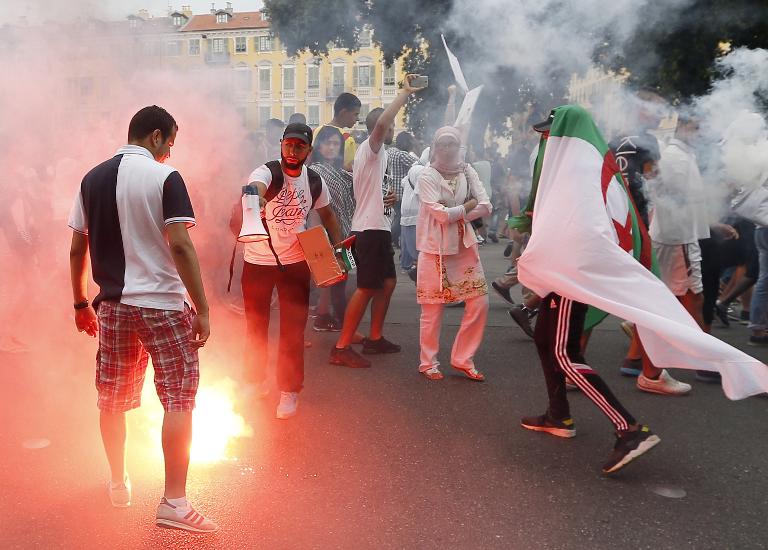 Người biểu tình đốt pháo sáng ở đông nam nước Pháp, trong một cuộc biểu tình chống lại Israel ủng hộ người dân ở Dải Gaza