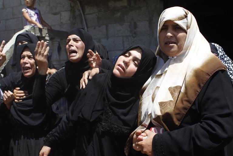 Người thân than khóc tại đám tang của 4 nạn nhân trong cùng một gia đình bị thiệt mạng trong cuộc không kích của Israel vào trại tị nạn Rafah, Dải Gaza