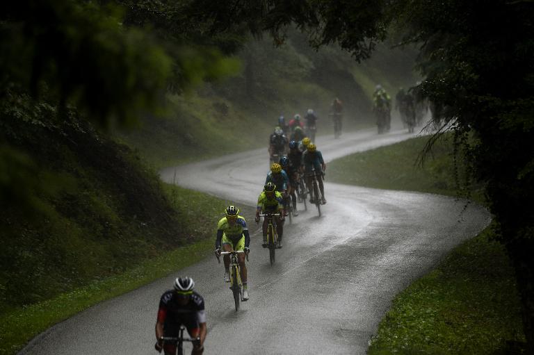 Các VĐV đạp xe dưới cơn mưa lớn tại chặng đua thứ 101 giải Tour de France từ Mulhouse đến khu nghỉ mát La Planche des Belles Filles, miền đông nước Pháp