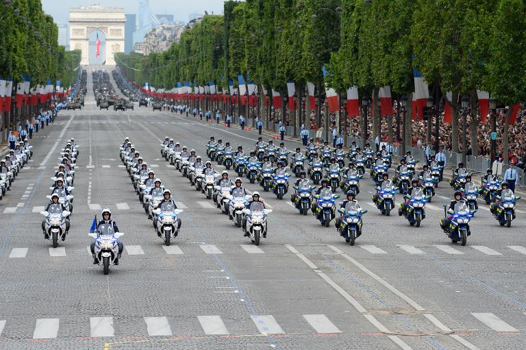 Đội Cảnh sát quốc gia Pháp diễu hành trên đại lộ Champs-Elysees trong lễ kỷ niệm Quốc Khánh hàng năm tại Paris, Pháp