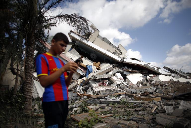 Một người Palestine trước ngôi nhà bị phá hủy hoàn toàn sau cuộc không kích của Israel tại Gaza