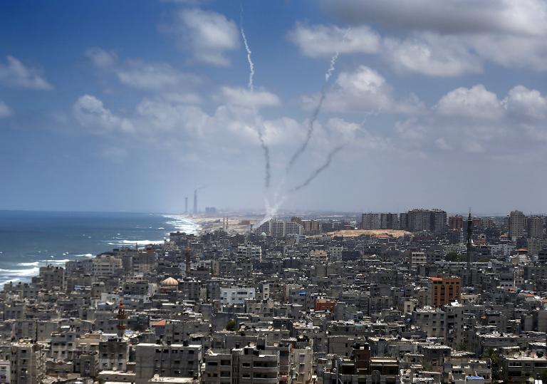 Những cột khói được nhìn thấy từ vụ bắn tên lửa vào Dải Gaza