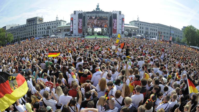 Rất đông các CĐV Đức tập trung tại Cổng chào Brandenburg ở Berlin để ăn mừng danh hiệu Vô địch World Cup 2014 của đội bóng nước nhà