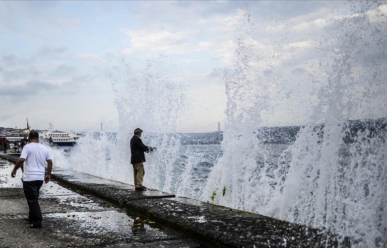Sóng đập vào bờ tạo thành 1 'hàng rào' nước tại công viên Kabatas gần Bosphorus, Istanbul, Thổ Nhĩ Kỳ