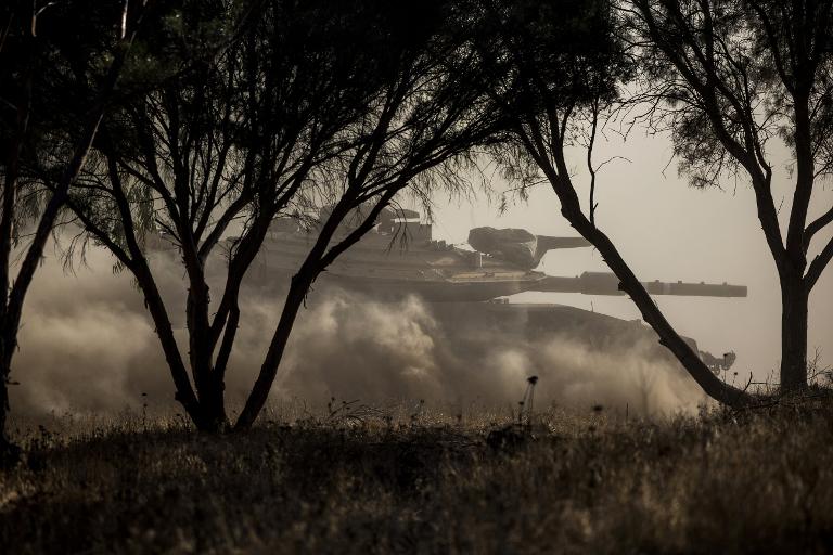 Xe tăng của Israel đang tiến gần biên giới với Dải Gaza