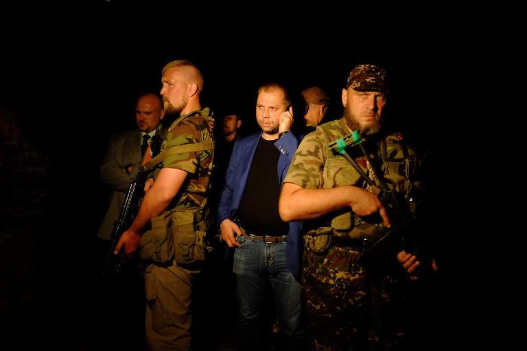 Alexander Borodai (giữa) tự xưng là Thủ tướng của Cộng hòa Nhân dân Donetsk, được cho là liên quan đến vụ bắn rơi máy bay Malaysia chở 298 người  từ Amsterdam đến Kuala Lumpur