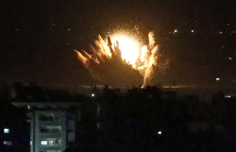Bức ảnh ghi lại khoảnh khắc tên lửa Israel bắn vào tòa nhà của người Palestine tại thành phố Gaza