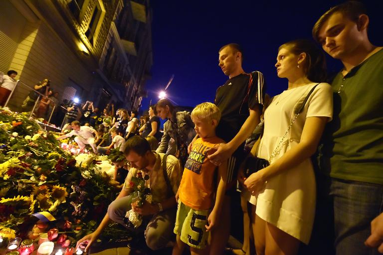 Rất đông người dân đặt hoa và thắp nến trước cửa Đại sứ quán Hà Lan tại Kiev, để tưởng niệm hành khách chuyến bay MH17 Malaysia Airlines bị rơi ở miền đông Ukraine