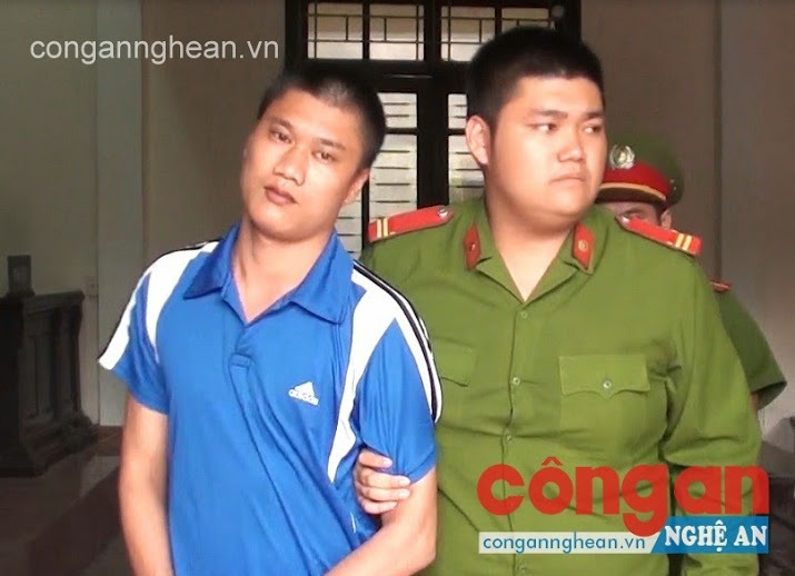 Lực lượng Công an dẫn giải Nguyễn Văn Xin sau khi kết thúc phiên tòa
