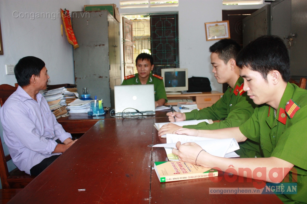 Cán bộ Đội CSĐTTP về Kinh tế, Chức vụ và Ma túy Công an huyện  Con Cuông làm việc với 1 đối tượng buôn bán hàng giả