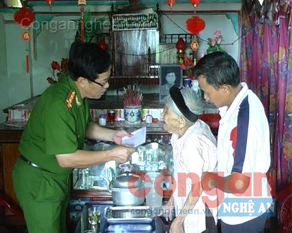 Đại tá Phan Huy Tải, Trưởng Công an huyện Đô Lương tặng quà cho mẹ  Nguyễn Thị Huy, mẹ của 2 liệt sĩ