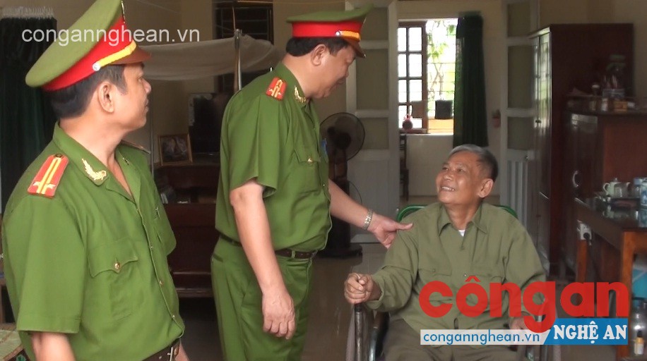 Đồng chí thượng tá Nguyễn Văn Đông, Trưởng phòng CSQLHC về TTXH thăm hỏi và trao quà cho thương binh tại Trung tâm điều dưỡng thương binh IV.
