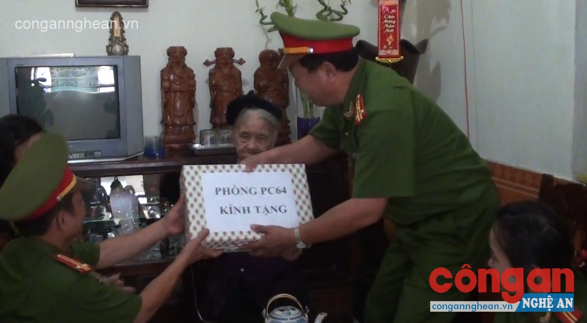 Đồng chí thượng tá Nguyễn Văn Đông, Trưởng phòng CSQLHC về TTXH động viên thăm hỏi mẹ VNAH Lê Thị Xân