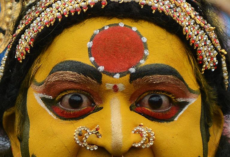 Một nghệ sĩ Ấn Độ trang điểm như nữ thần Hindu Mahakali trong đoàn diễu hành cuối cùng của lễ hội truyền thống 'Bonalu', miền nam Ấn Độ