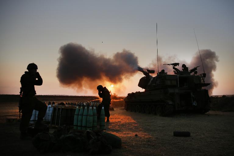 Binh sĩ Israel điều khiển những khẩu pháo 155mm bắn về phía dải Gaza vị trí gần biên giới của Israel với các vùng đất ven biển Palestine