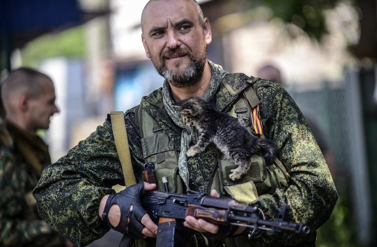 Một binh sĩ thuộc phe ly khai thân Nga, với một con mèo trên ngực của mình, đứng ở một trạm kiểm soát ở ngoại ô phía bắc của thành phố Donetsk