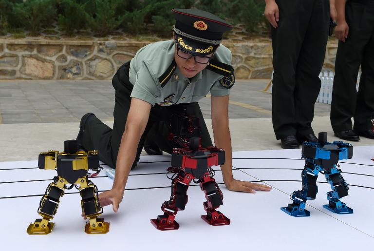 Thiếu sinh quân lực lượng thiết giáp Kỹ thuật  thuộc Học viện Quân đội Trung Quốc đang điều khiển những con robot hình người