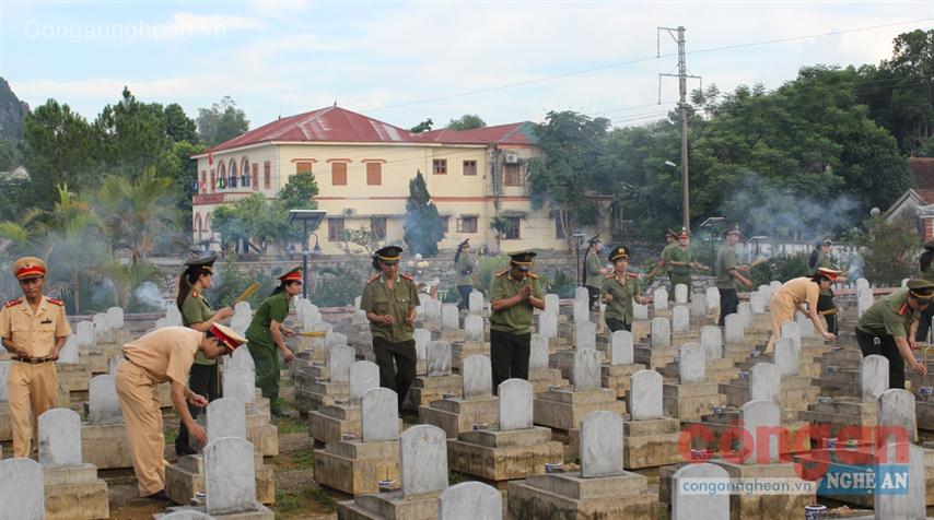 Thắp hương các phần mộ tại Nghĩa trang Việt - Lào