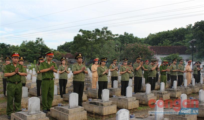 Cán bộ Đoàn thanh niên, Hội phụ nữ Công an tỉnh dâng hương tại Nghĩa trang liệt sĩ Việt Lào, huyện Anh Sơn - Ảnh: Trọng Đại