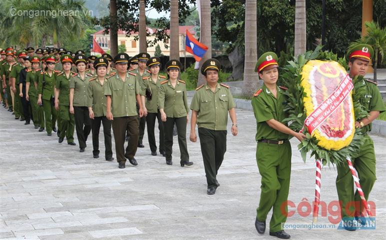 Ngày  22/7, Đoàn Thanh niên, Hội Phụ nữ tổ chức dâng hoa, dâng hương tại Nghĩa trang Việt - Lào