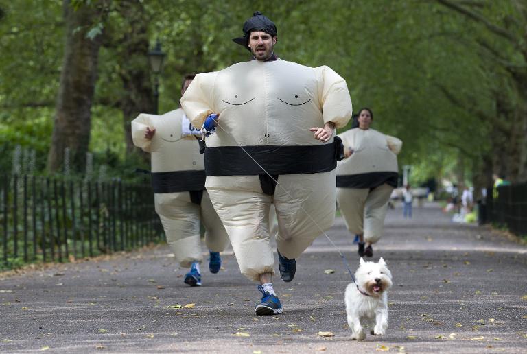 Những người tham gia giải chạy Sumo Run tại Công viên Battersea, London