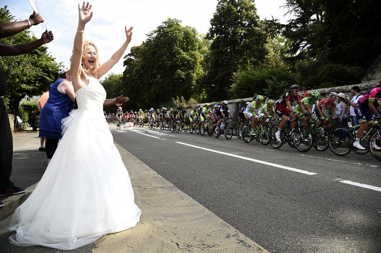 Cô dâu ra tận lề đường để cổ vũ cho các tay đua trong giải Tour de France lần thứ 101 chặng cuối cùng từ Evry tới Paris