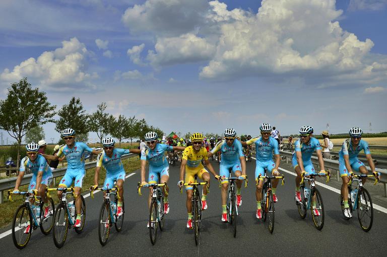 Đội đua Astana Kazakhstan trước khi bắt đầu chặng đua dài 137,5 km cuối cùng của giải Tour de France từ Evry tới Paris