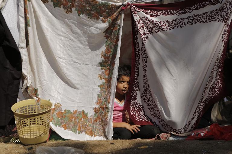 Một cô bé Palestine ngồi trong một chiếc lều tị nạn tạm bợ trong khuôn viên bệnh viện Al-Shifa ở thành phố Gaza