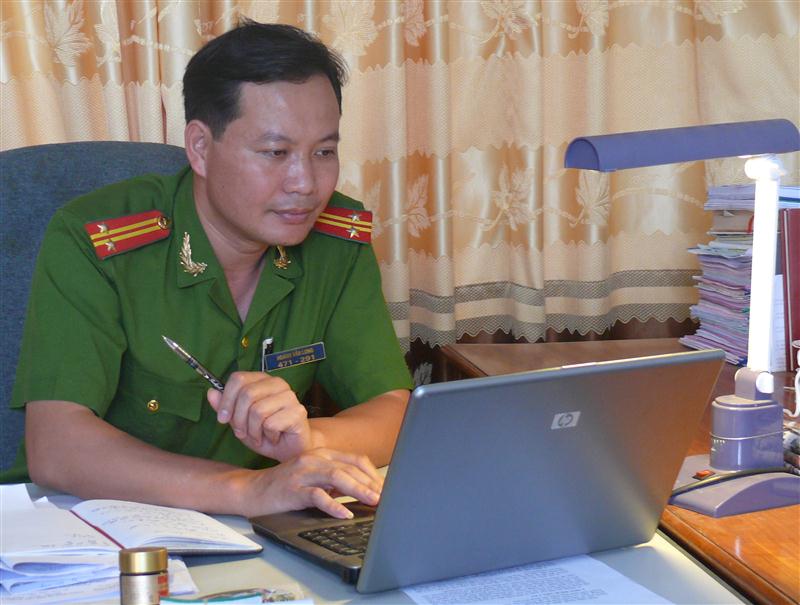 Trung tá Hoàng Văn Long miệt mài nghiên cứu các phương án chữa cháy