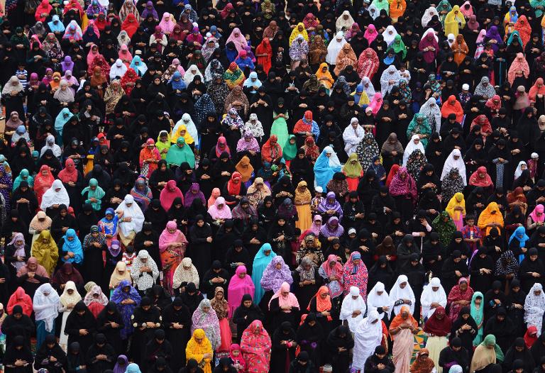 Rất đông tín đồ Hồi giáo Ấn Độ cầu nguyện trong lễ Eid Eid al-Fitr ở Chennai, thủ phủ của bang Tamil Nadu, Ấn Độ