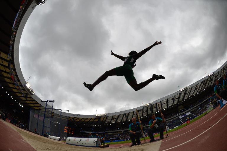 VĐV Nigeria thực hiện phần thi nhảy xa nam trong khuôn khổ giải Commonwealth Games ở Glasgow, Scotland