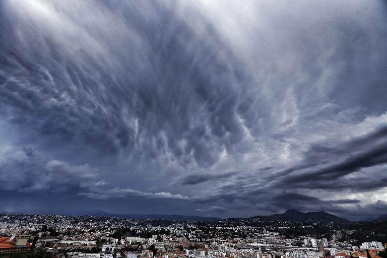 Đám mây đen của một cơn bão đang kéo đến bao trùm thành phố Riviera, đông nam nước Pháp