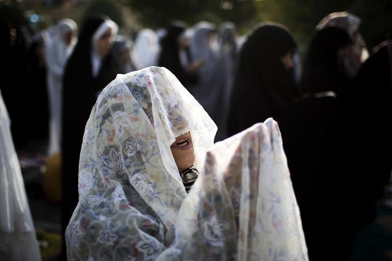 Người phụ nữ Hồi giáo Iran mang mạng che mặt đang cầu nguyện tại dịp lễ Eid al-Fitr của người Hồi Giáo ở phía tây Tehran, Iran